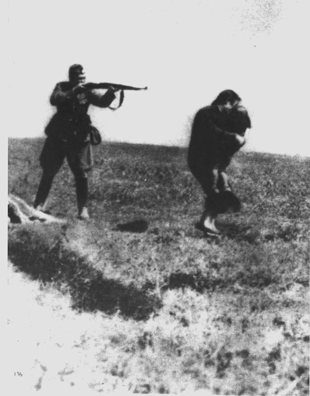 немецкий солдат стреляет в еврейку 1942-й год Ивангород